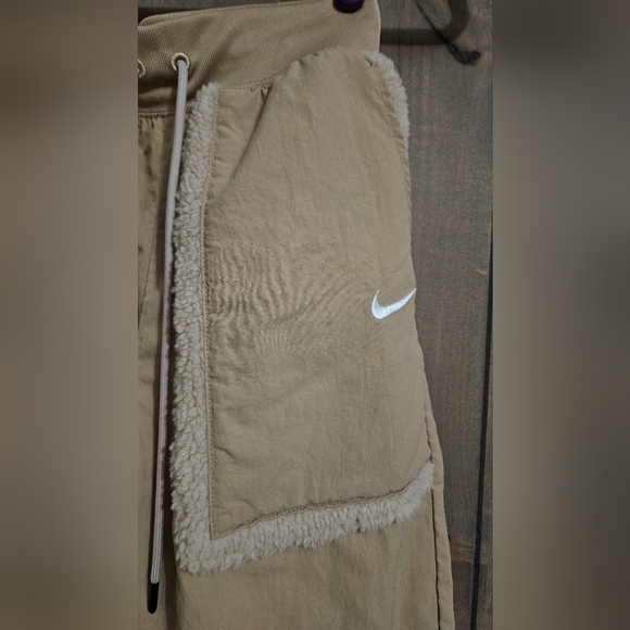NIKE Women's Sportswear Essential Woven High-Waisted Curve Pants. Tan/cream. XS - Picture 6 of 14